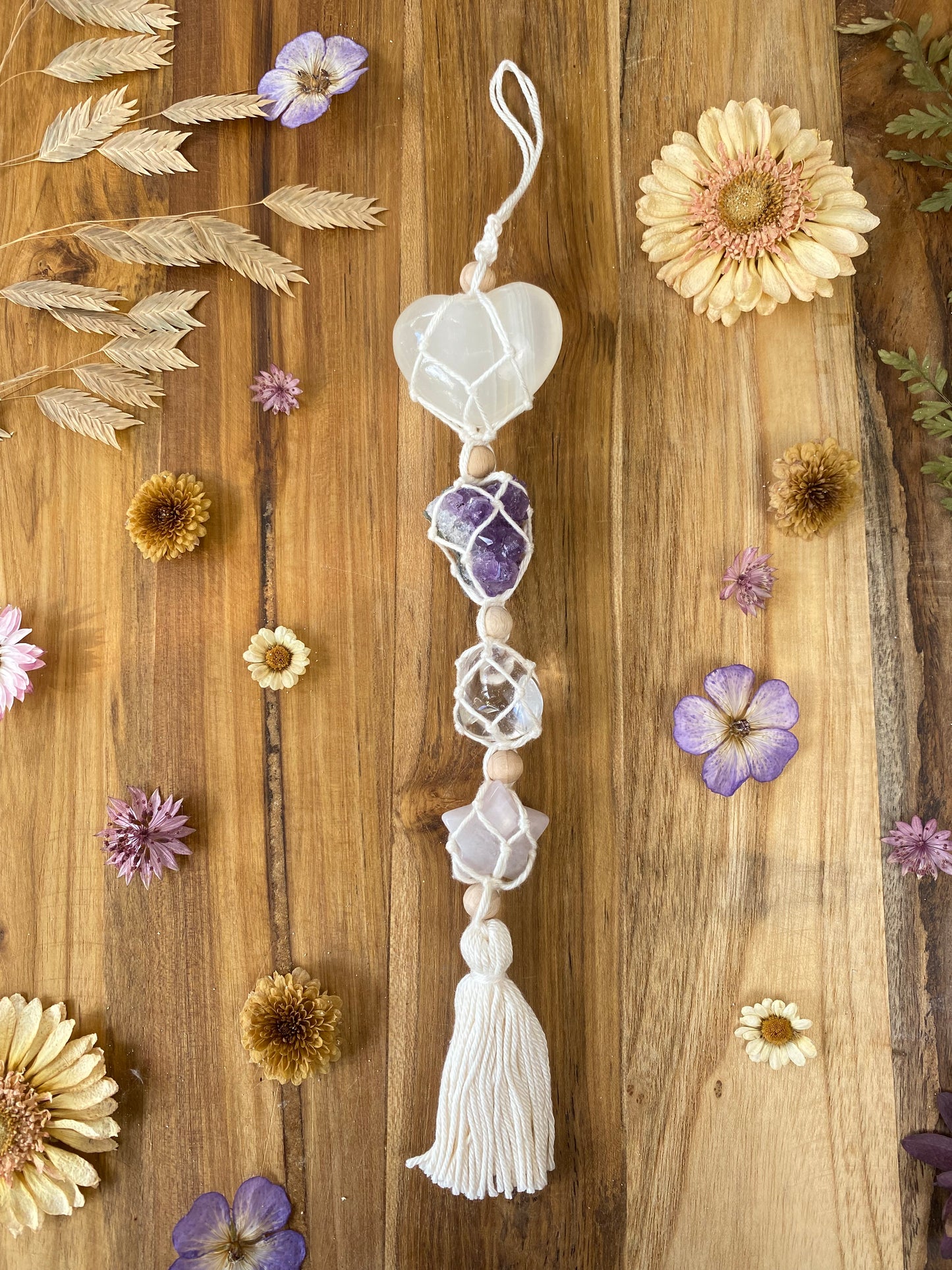 Hanger met calciet en gouden driehoek