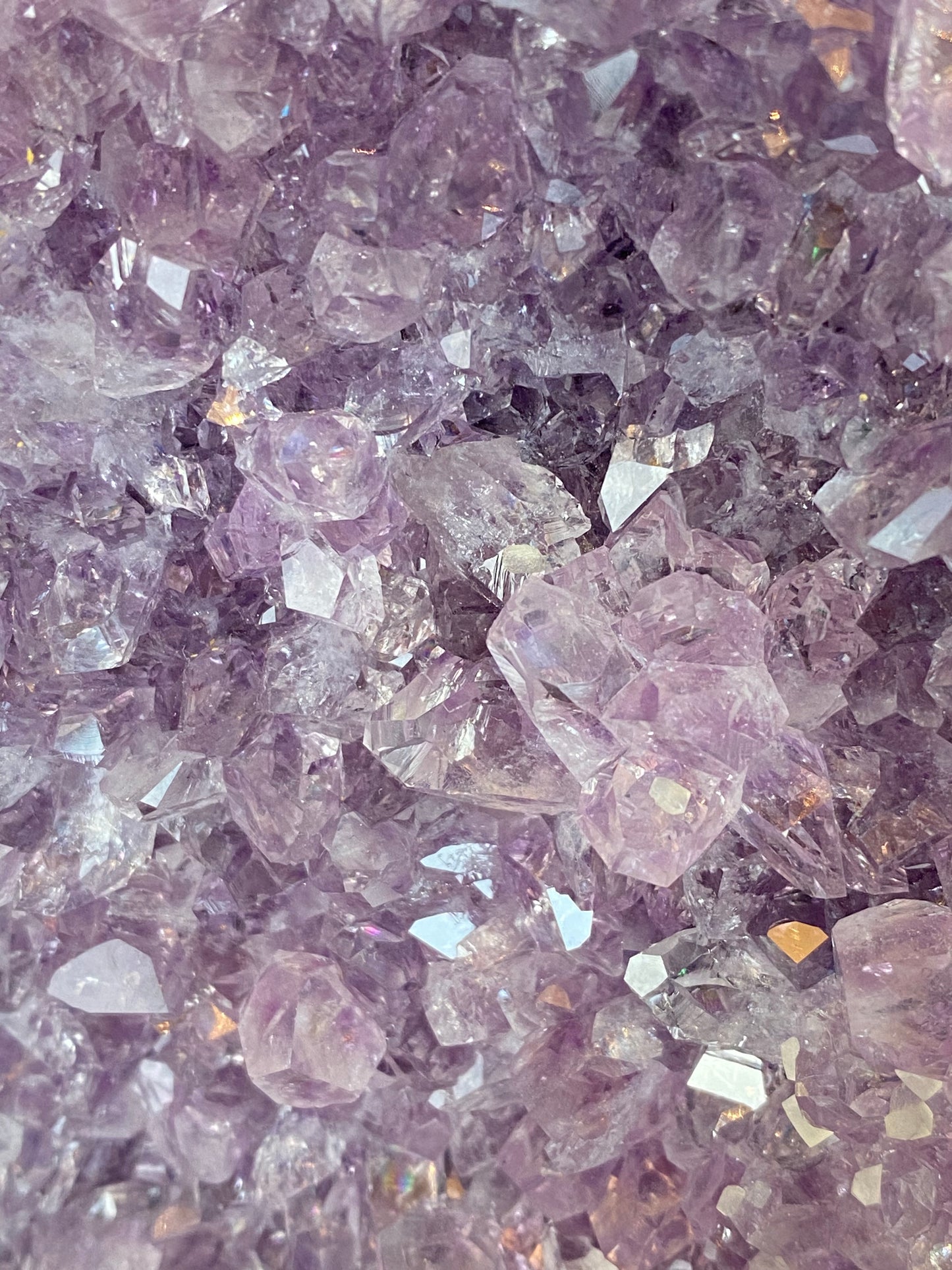 Amethist cutbase met calciet