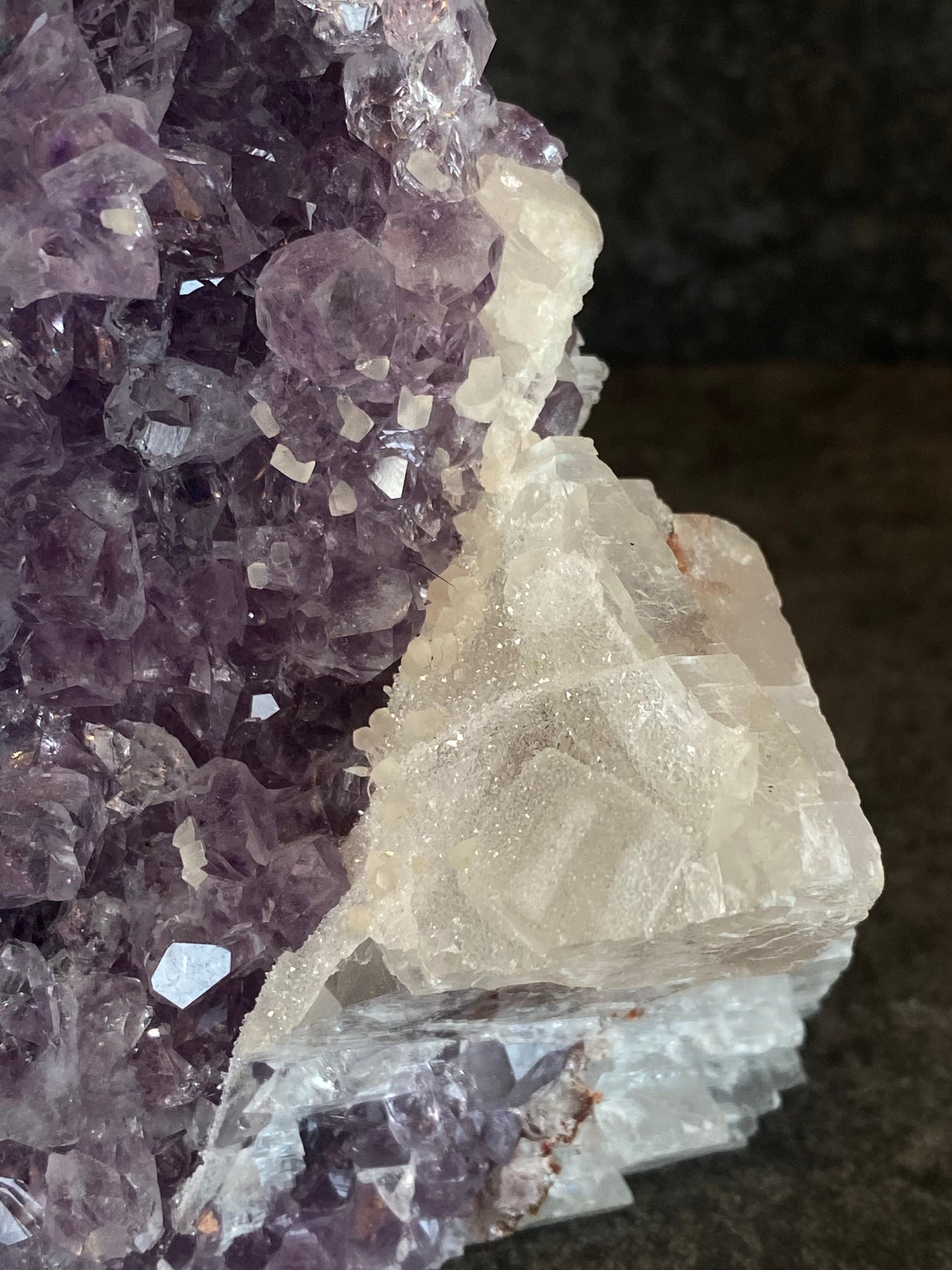 Amethist cutbase met calciet