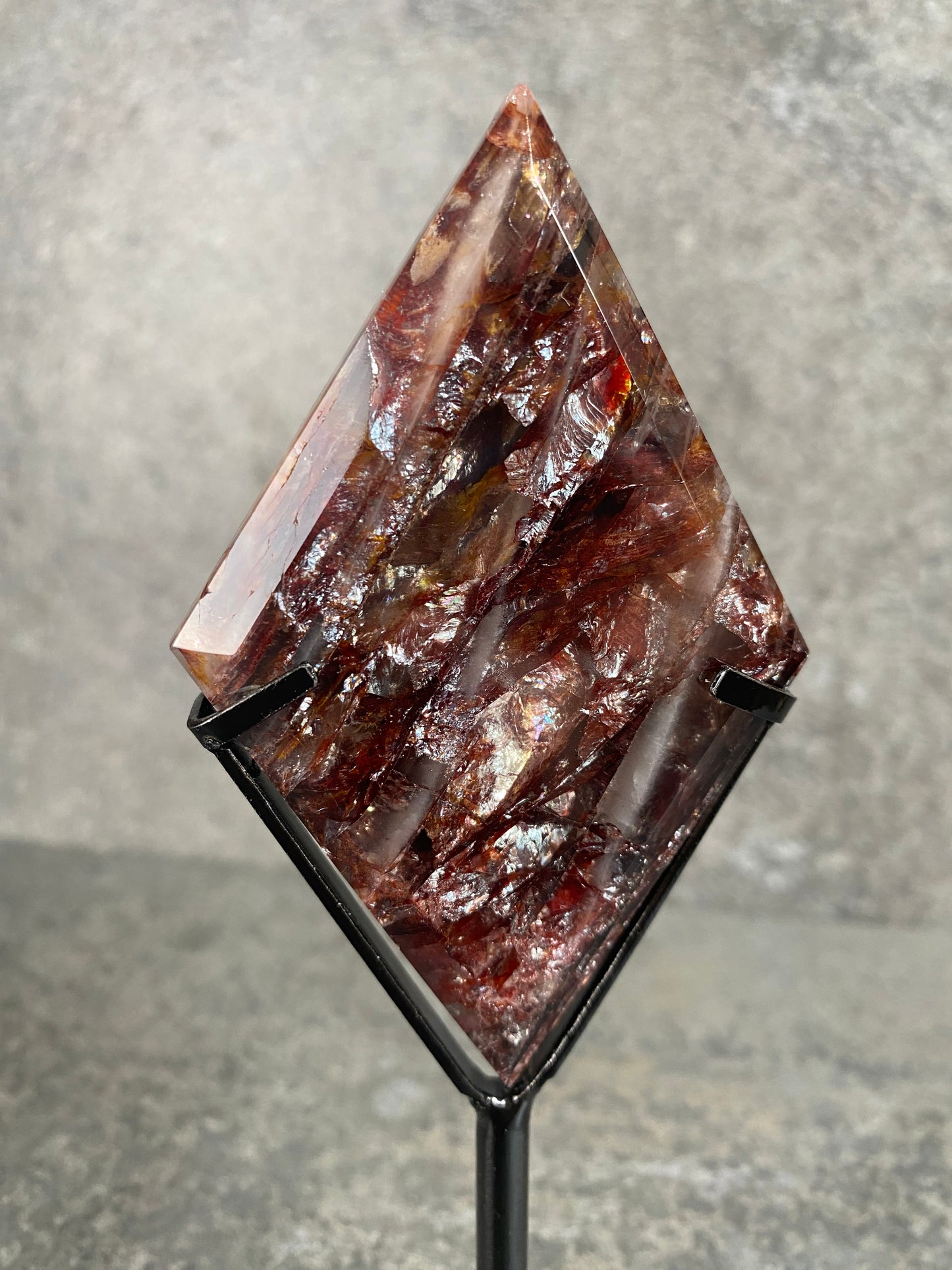 Vuur kwarts diamant op standaard