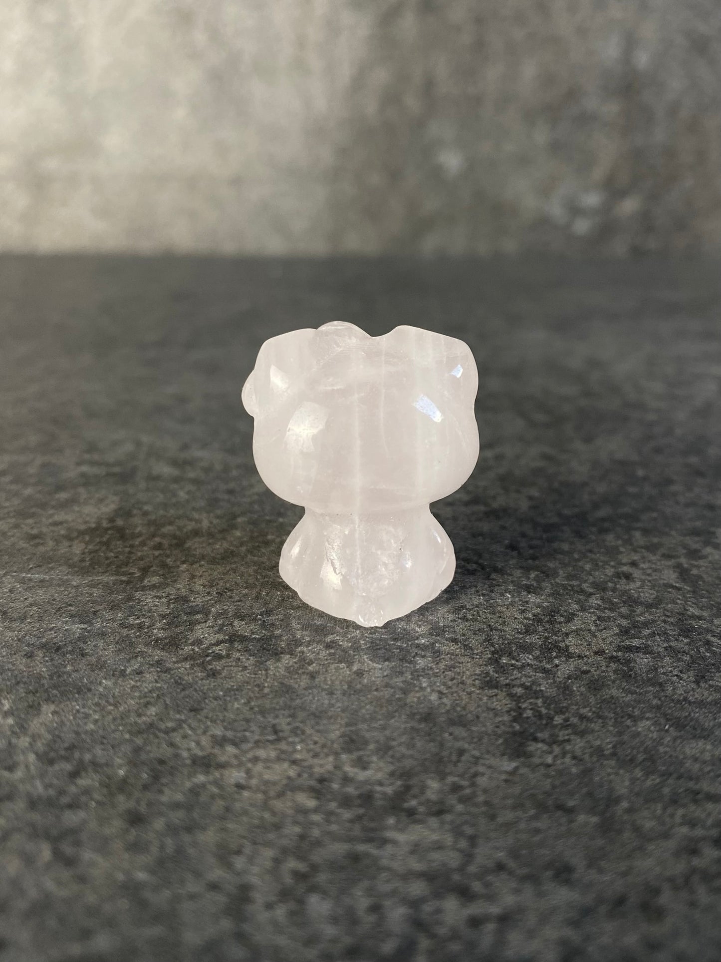 Rozenkwarts hello kitty carving