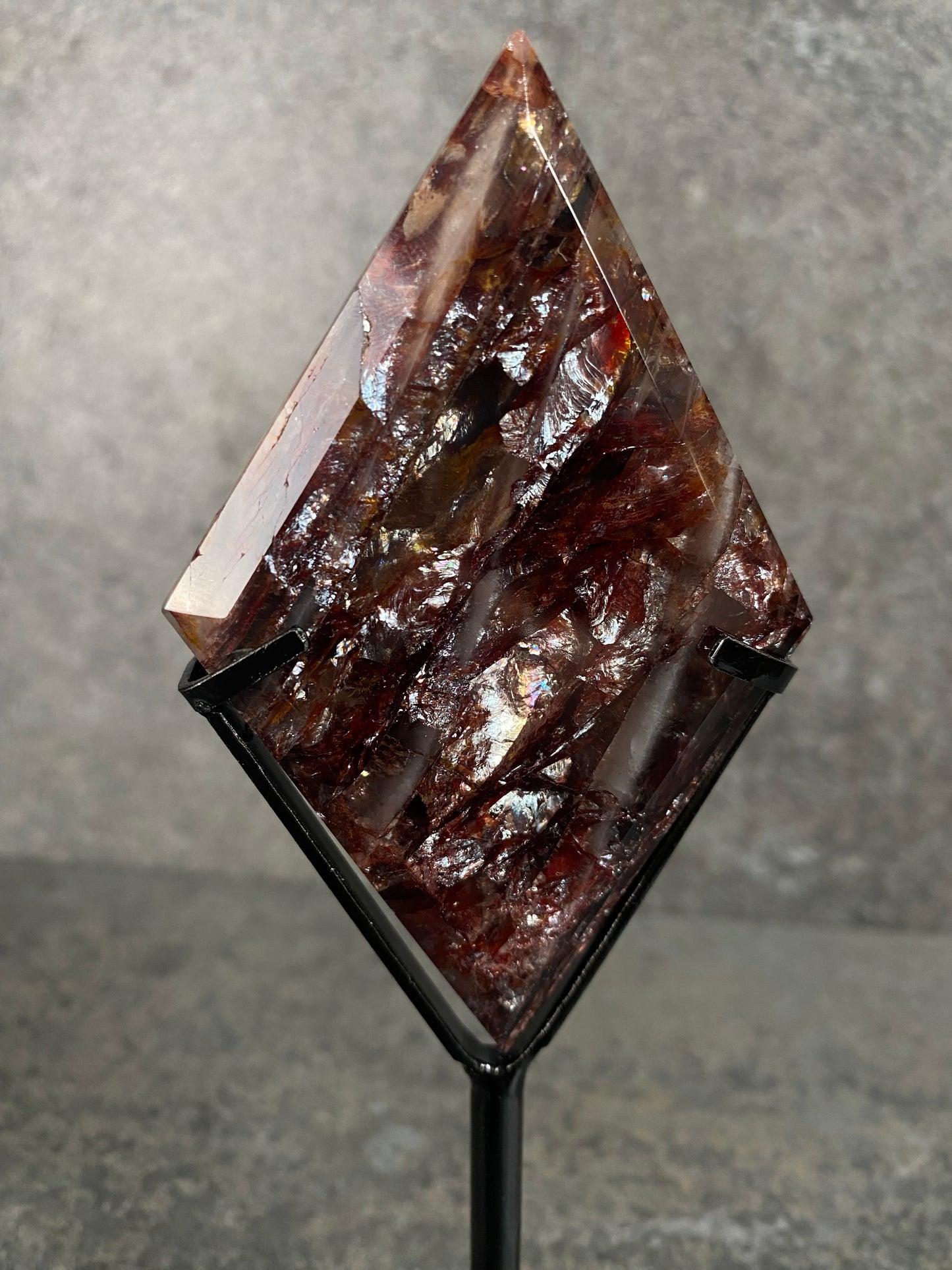 Vuur kwarts diamant op standaard