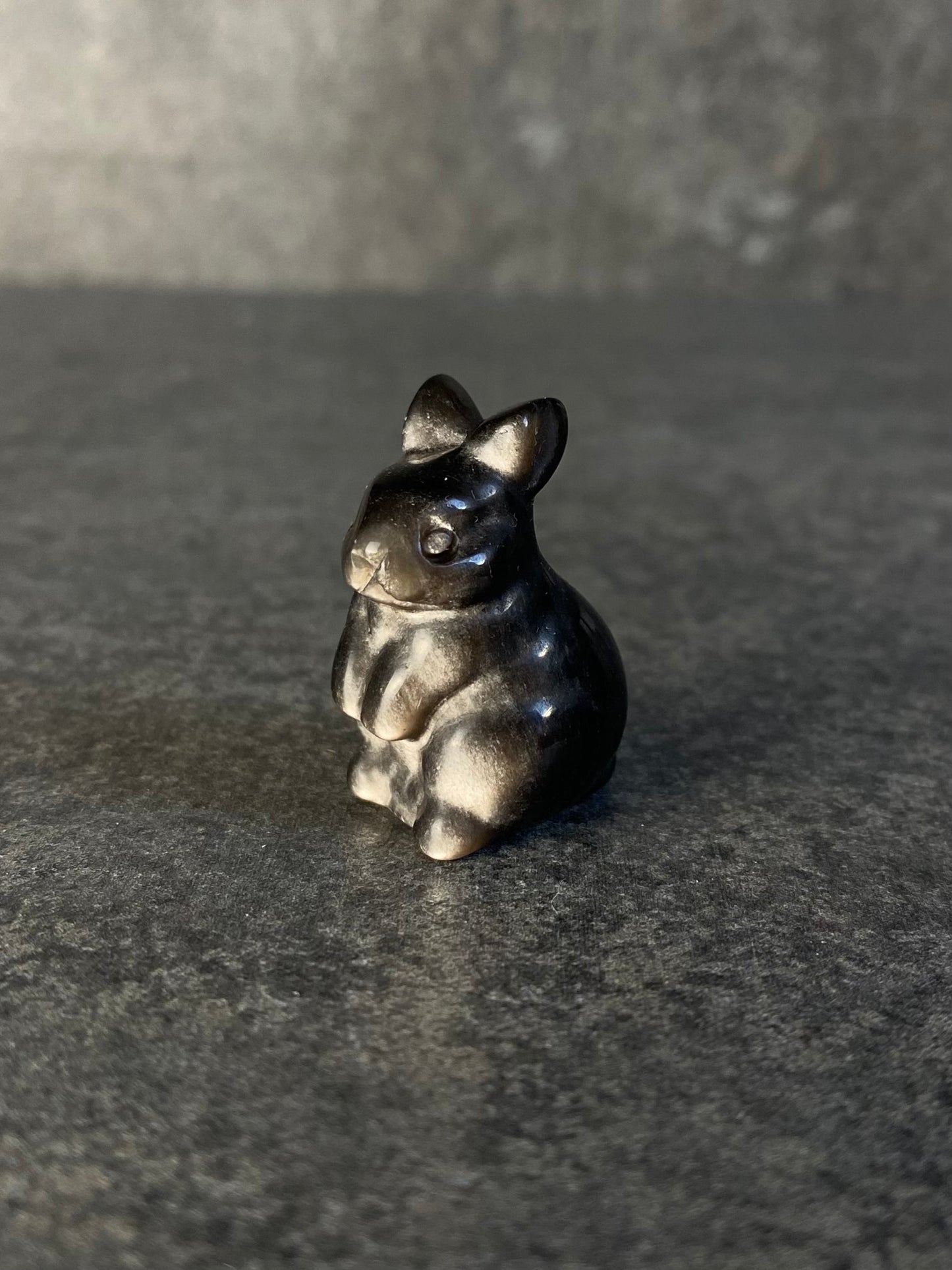 Zilver obsidiaan konijn carving