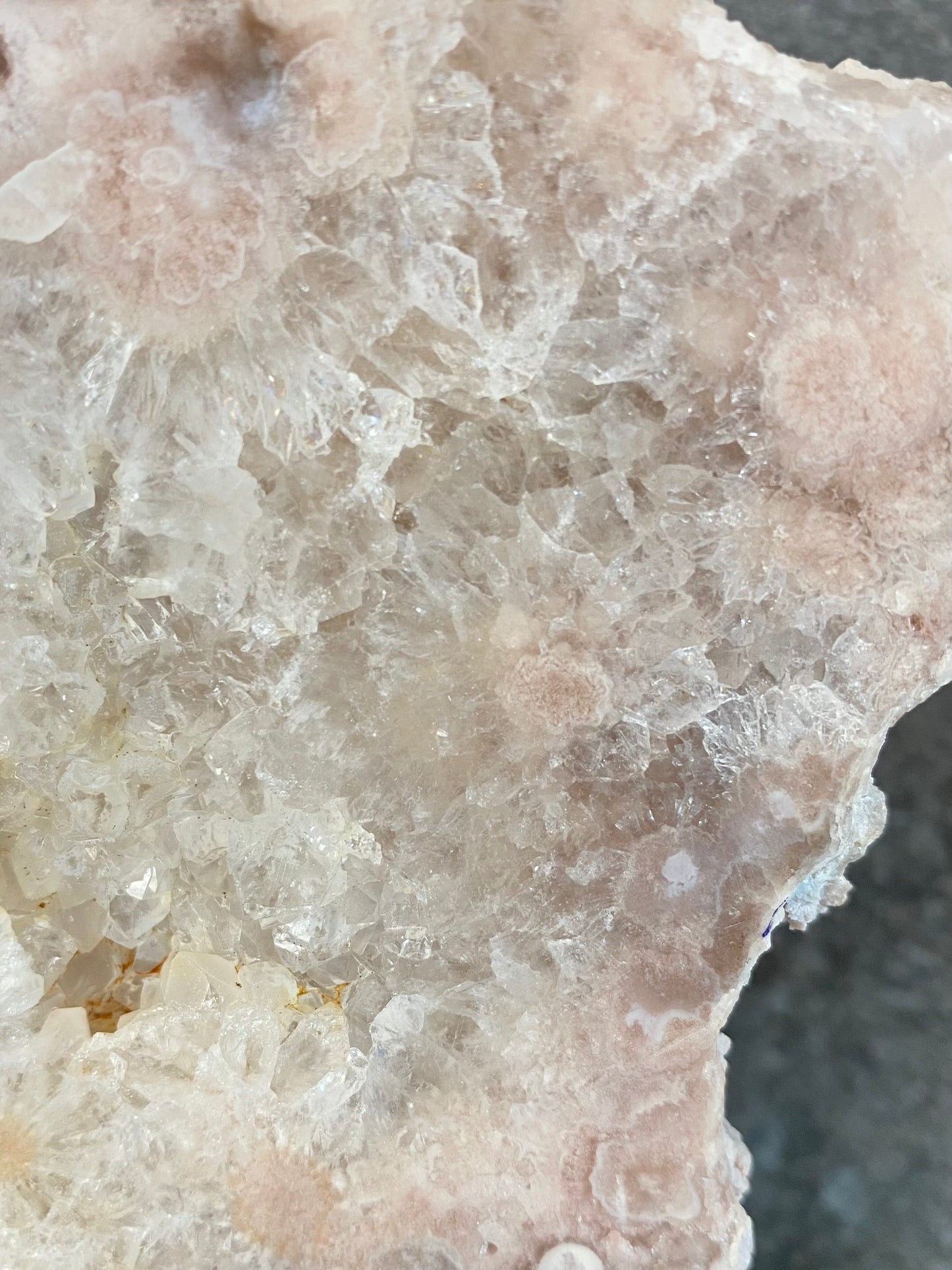 Roze chalcedoon op standaard