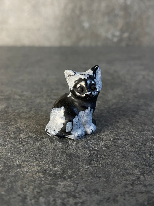 Sneeuwvlok obsidiaan poes carving