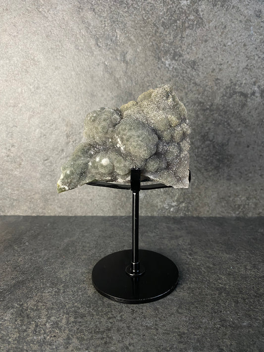 Druzy kwarts op chalcedoon met groene celadoniet