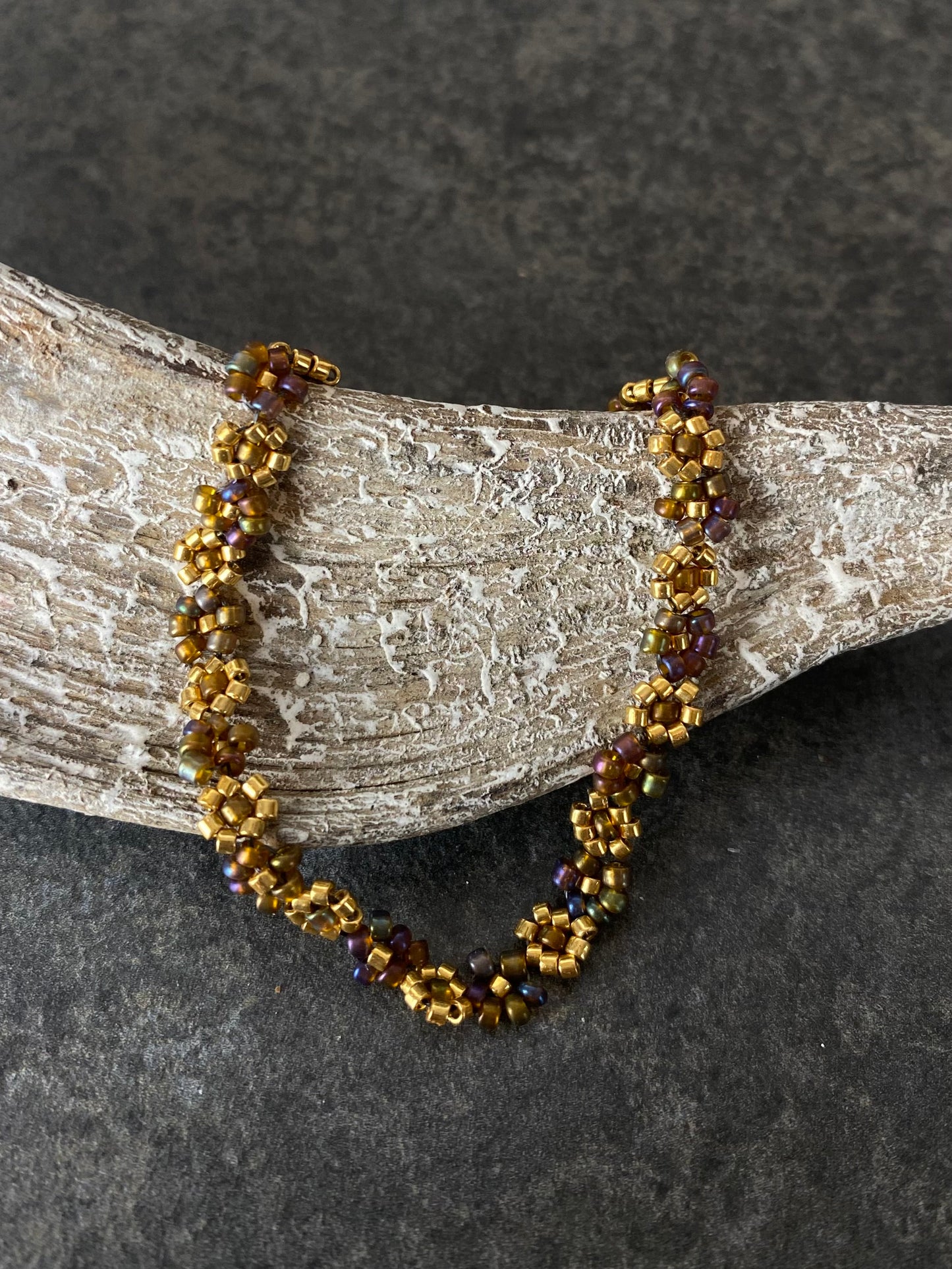Bloemen armbandje goud