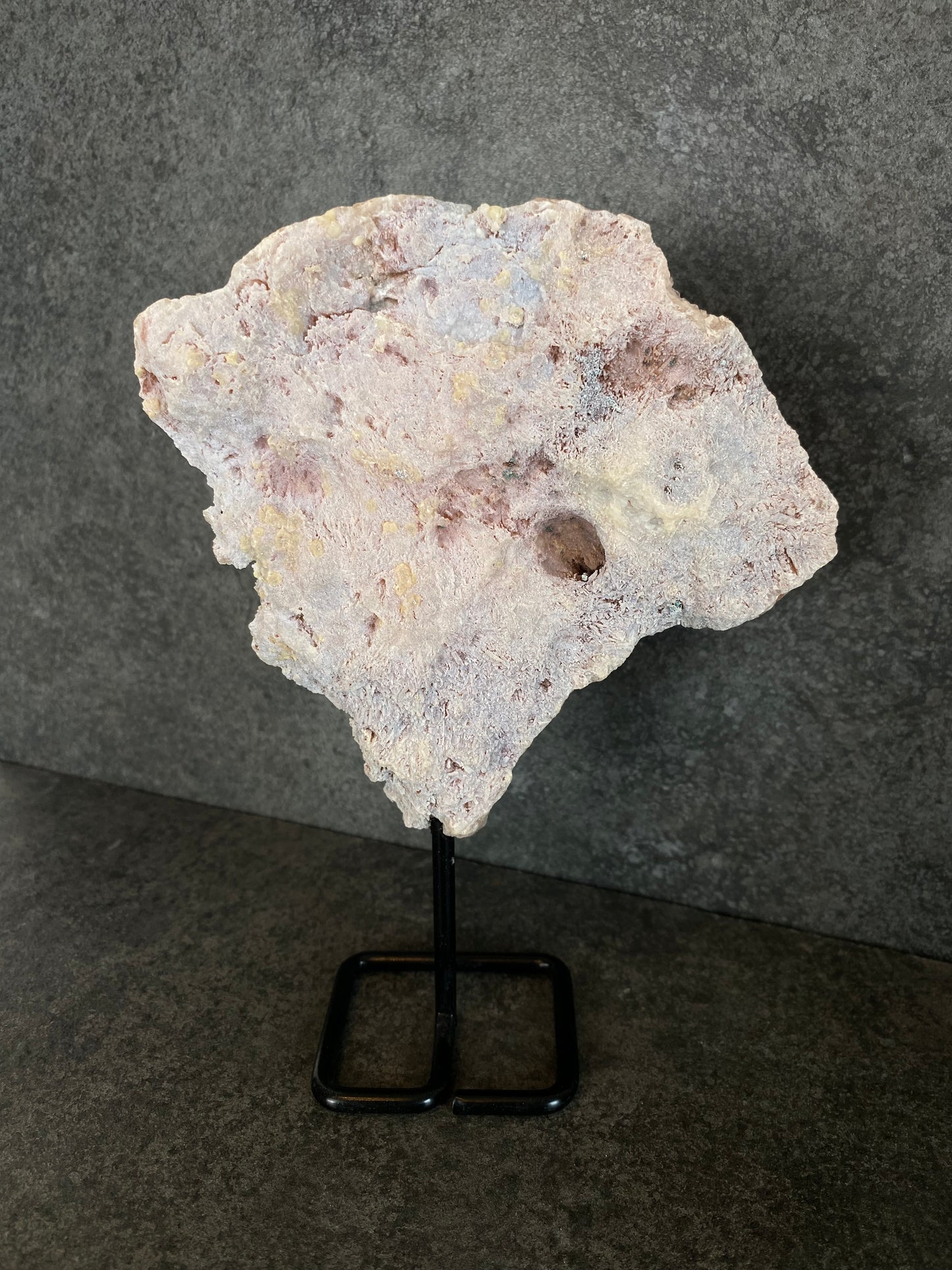 Roze chalcedoon op standaard