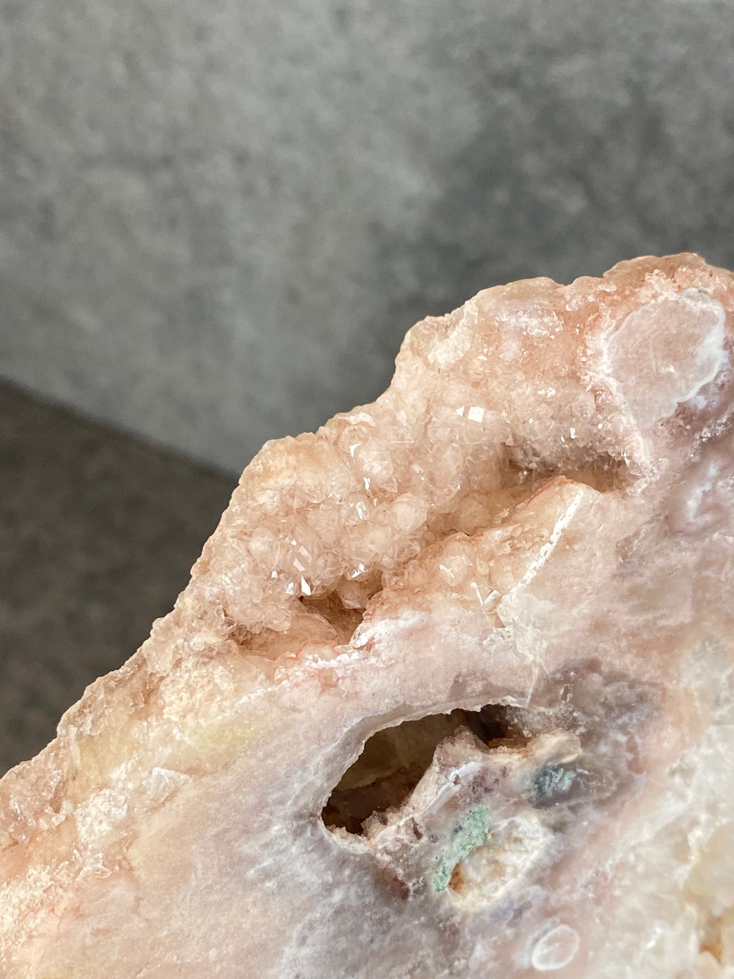 Roze chalcedoon op standaard