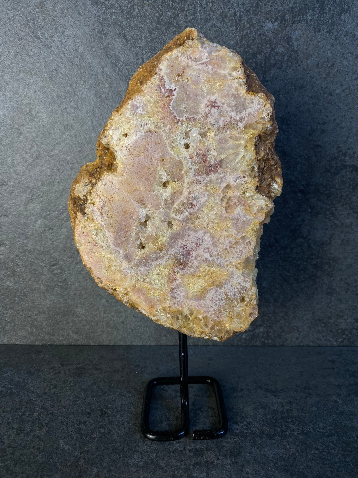 Roze chalcedoon op standaard