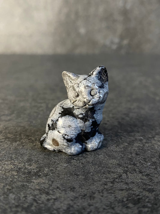 Sneeuwvlok obsidiaan poes carving