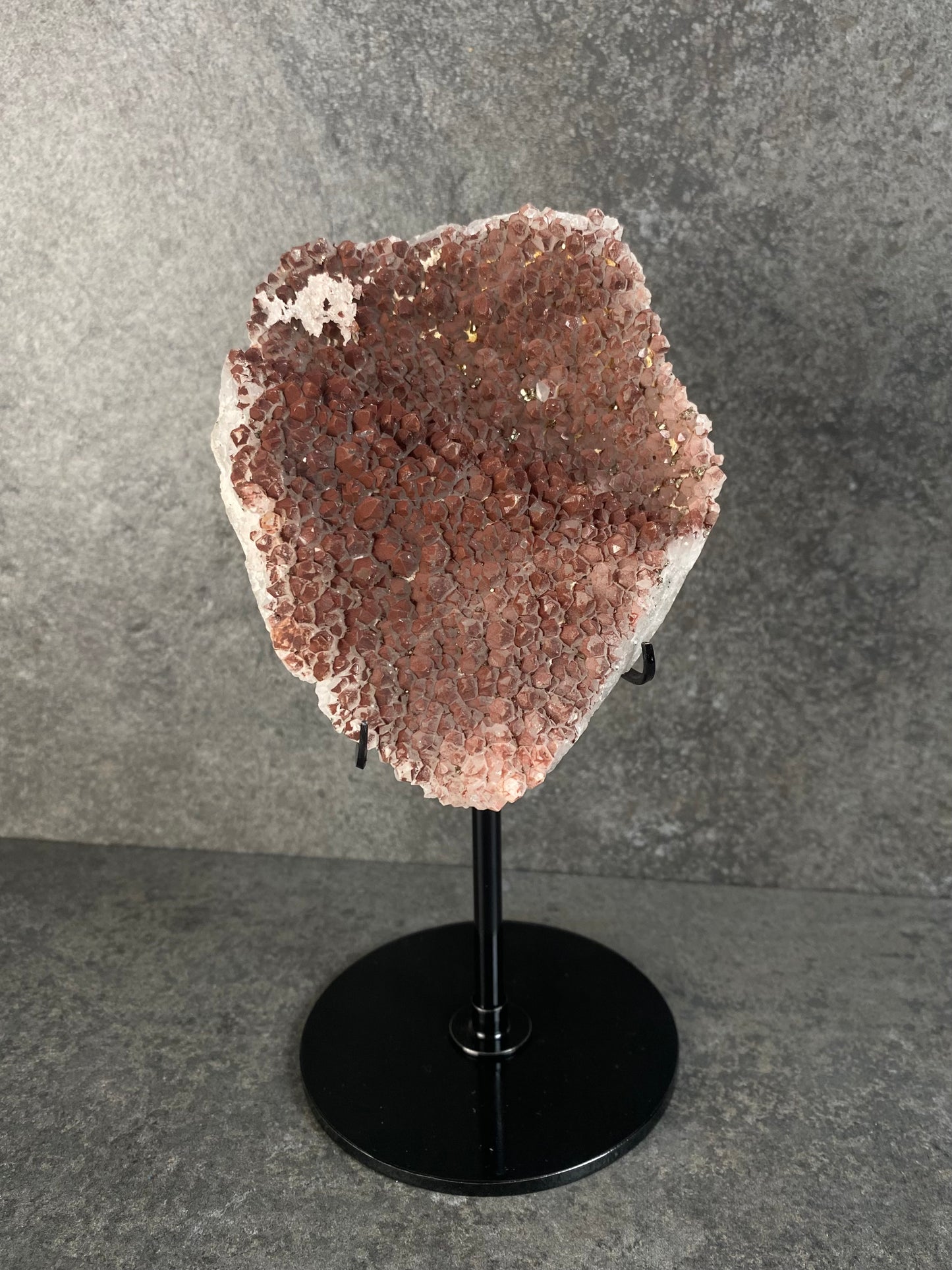 Red quarts op standaard