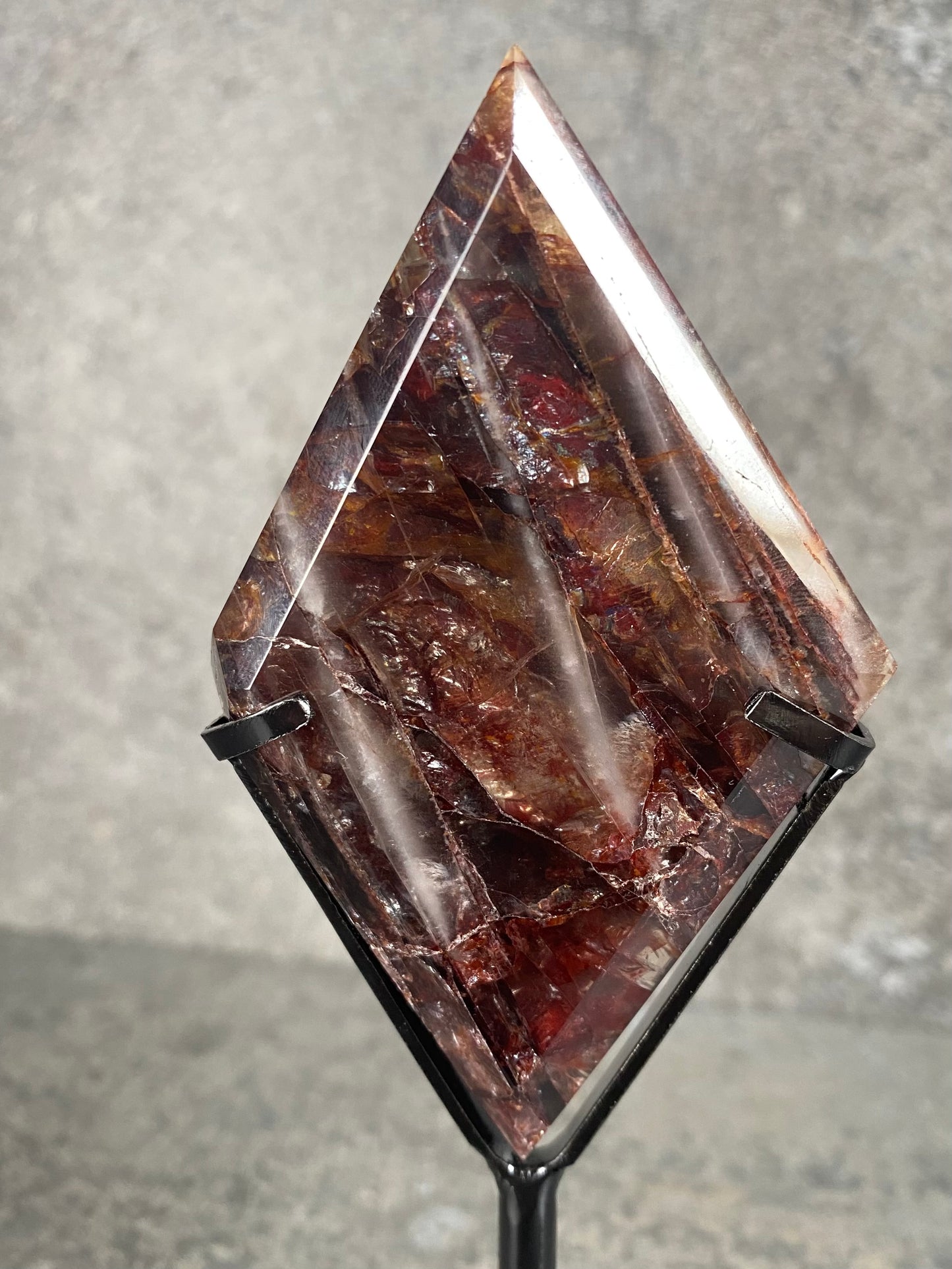 Vuur kwarts diamant op standaard