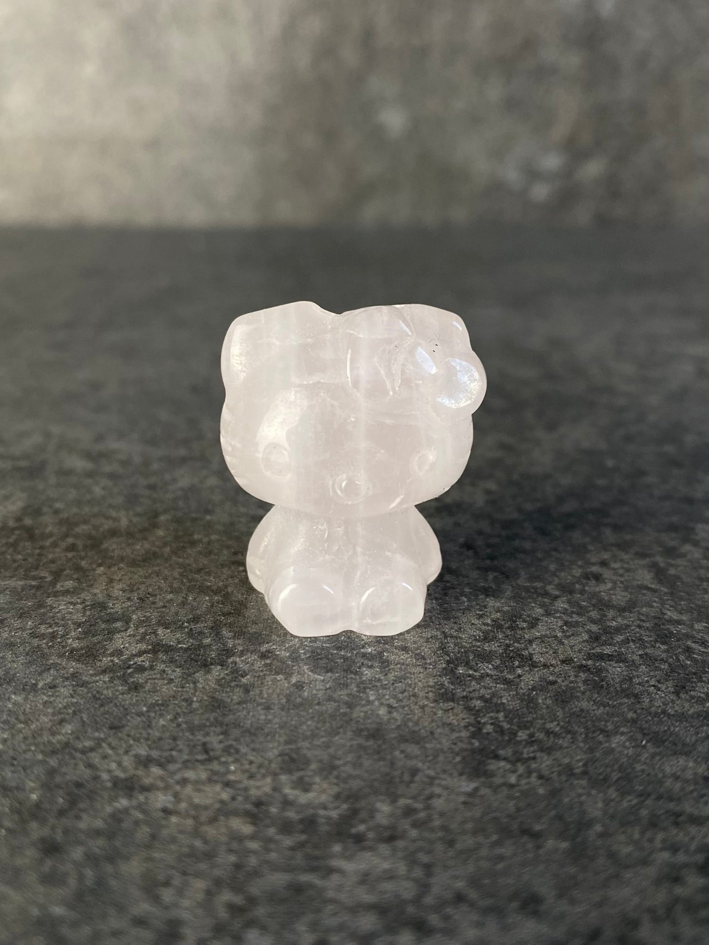 Rozenkwarts hello kitty carving