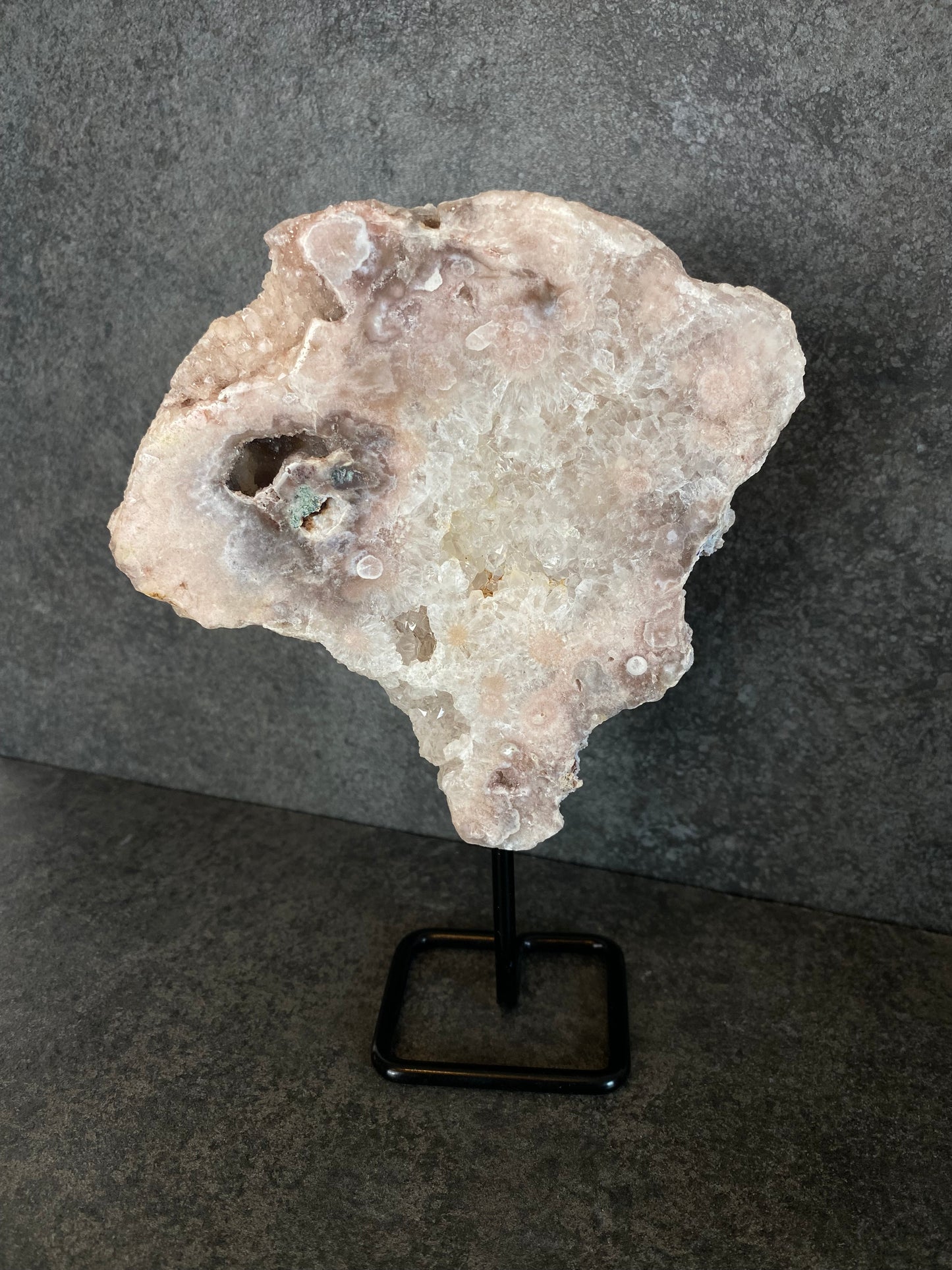 Roze chalcedoon op standaard