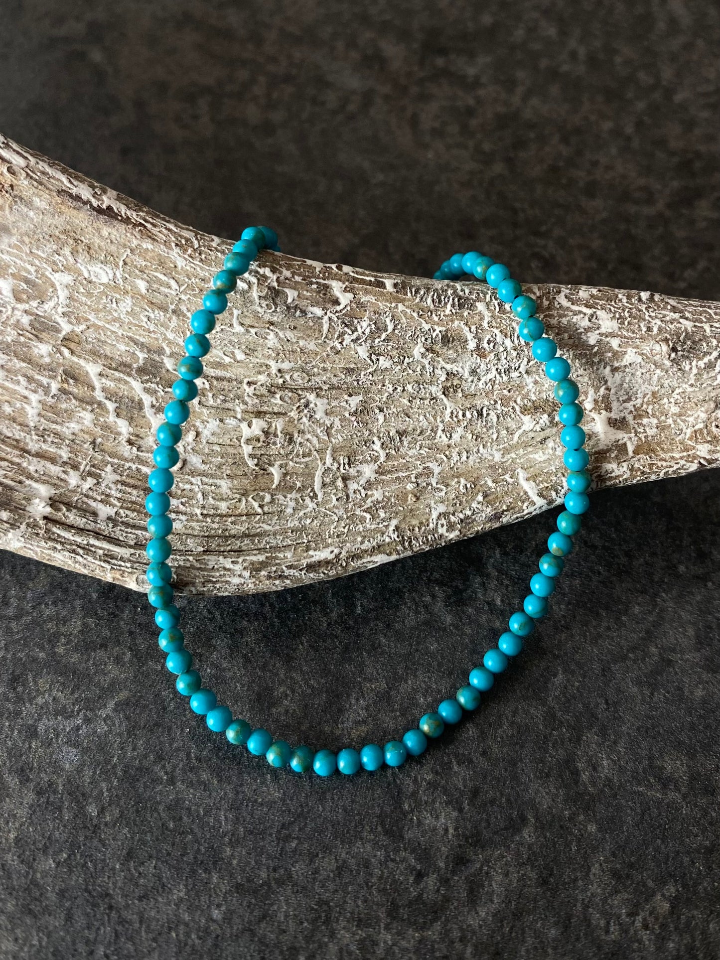 Armbandje met blauwe kraaltjes