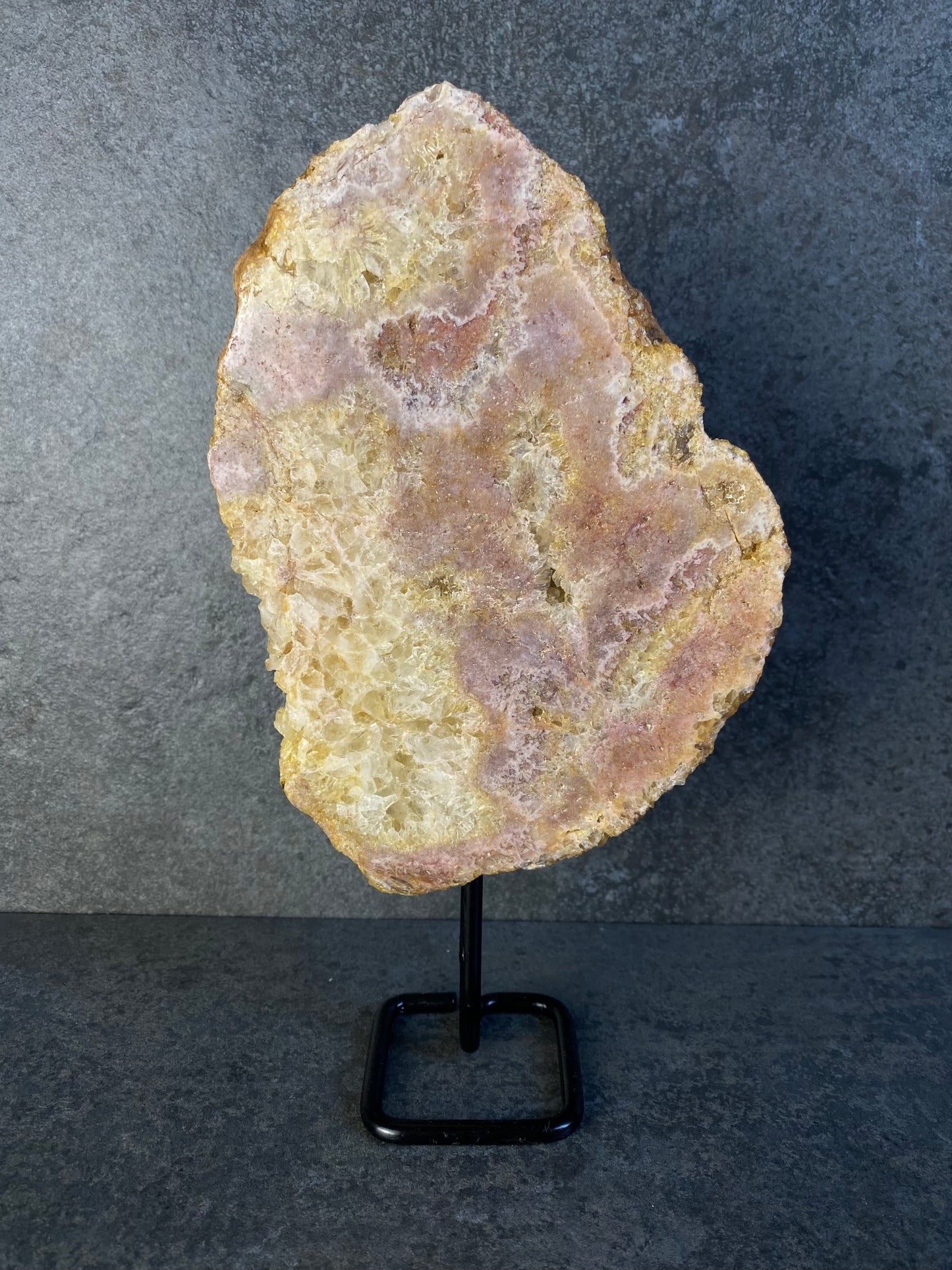Roze chalcedoon op standaard