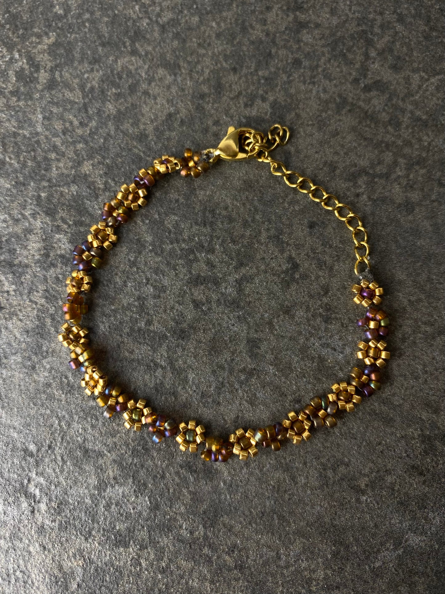 Bloemen armbandje goud