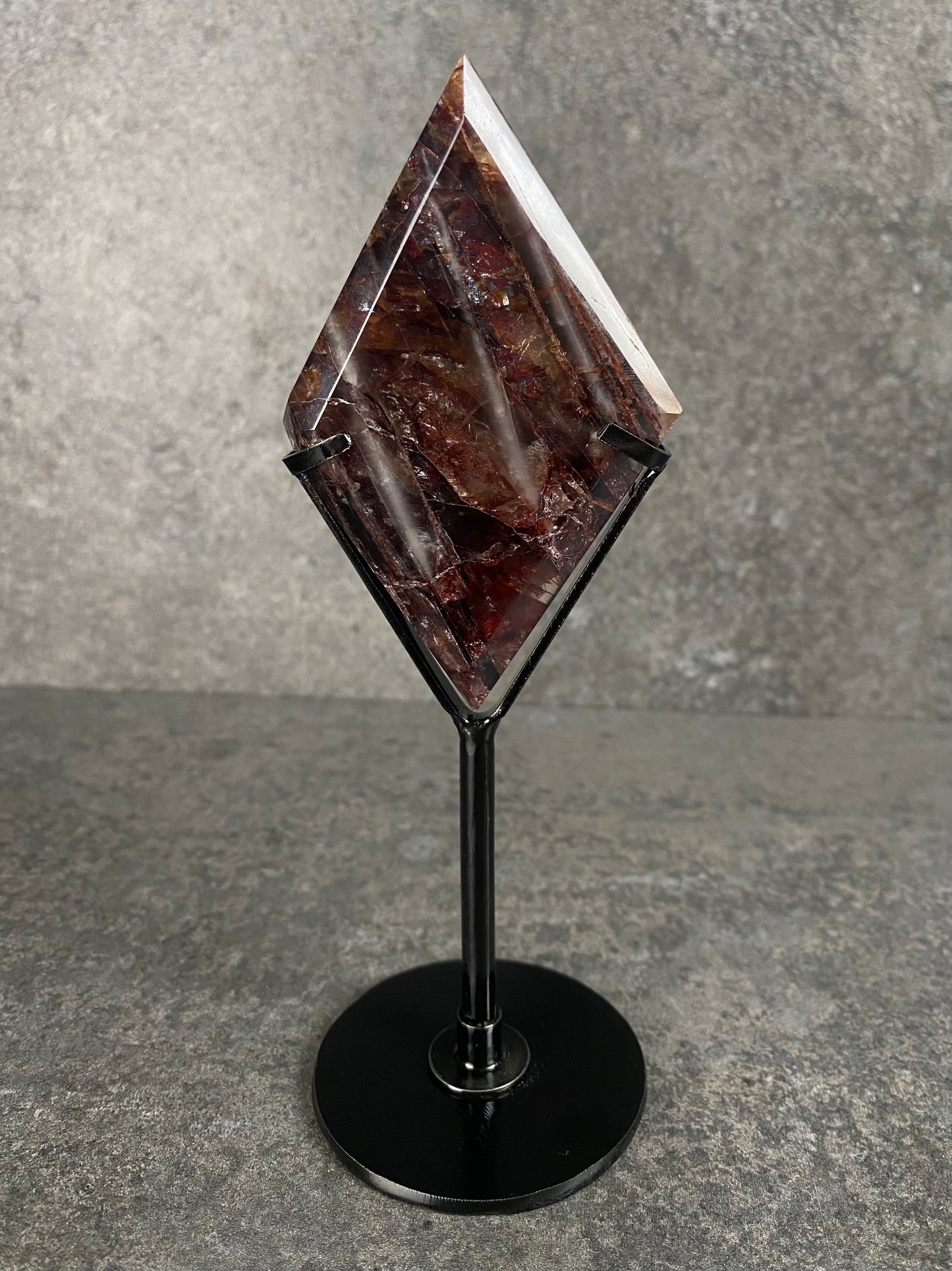 Vuur kwarts diamant op standaard