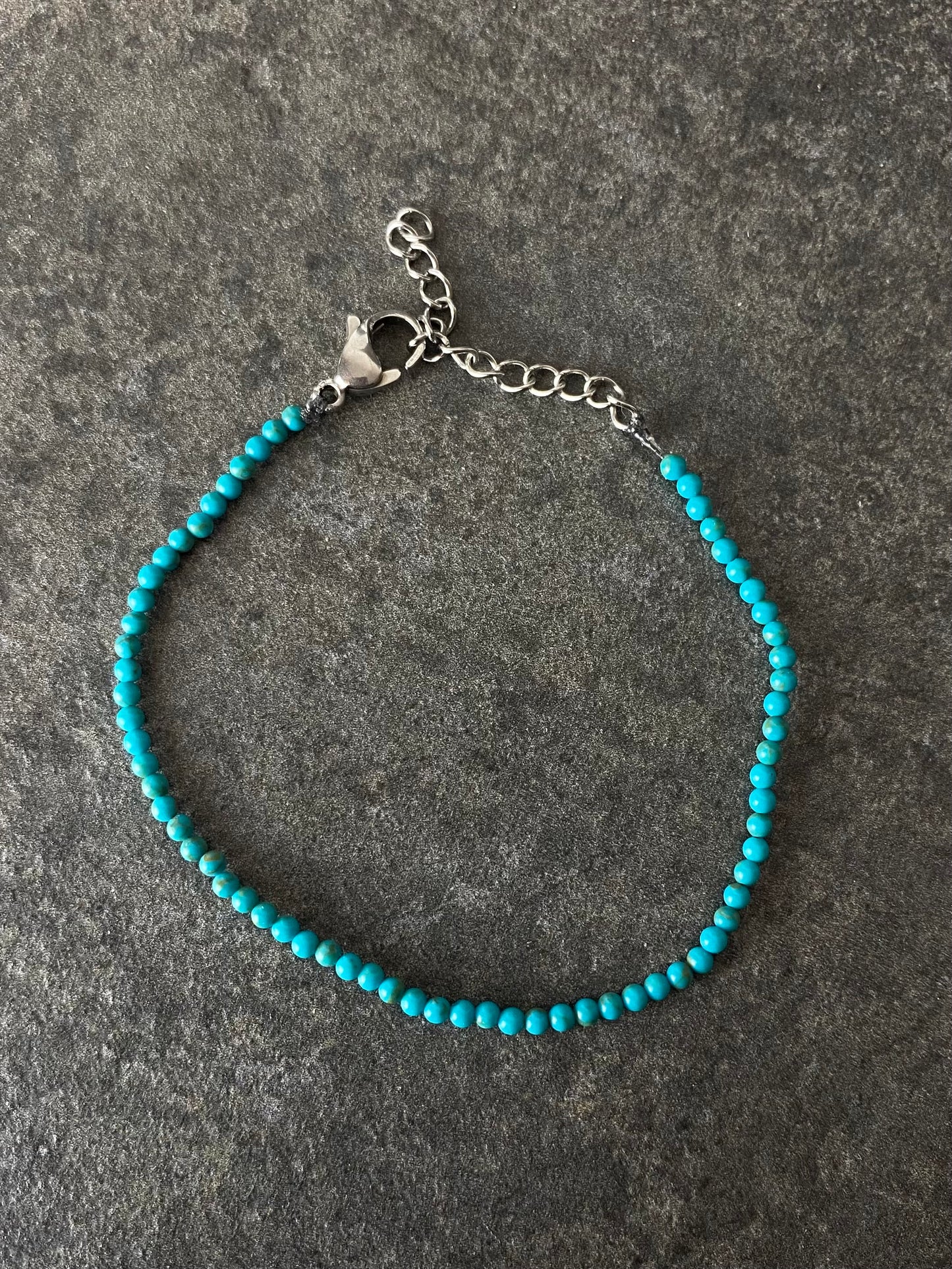 Armbandje met blauwe kraaltjes
